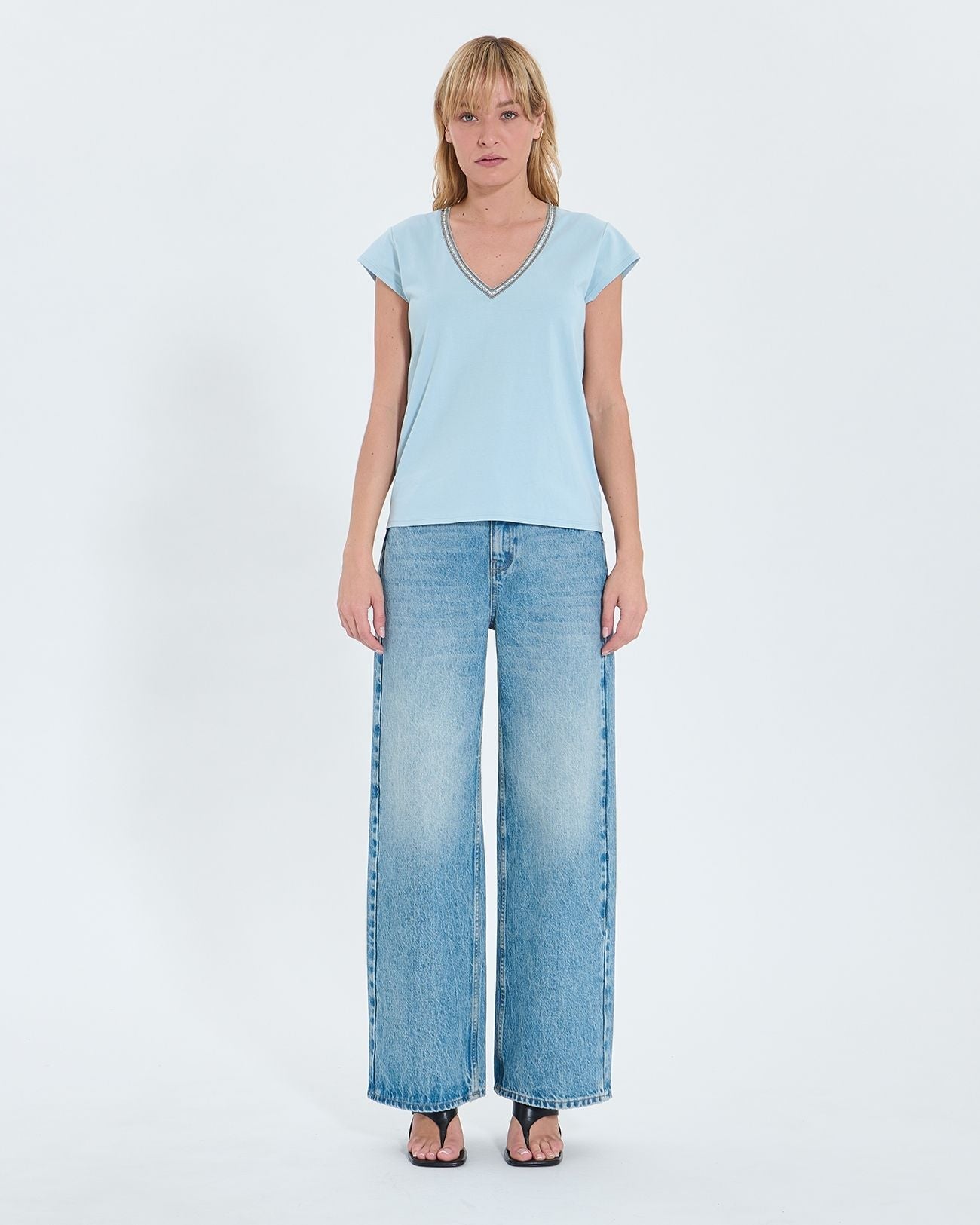Tee-shirt col V bleu ciel_4