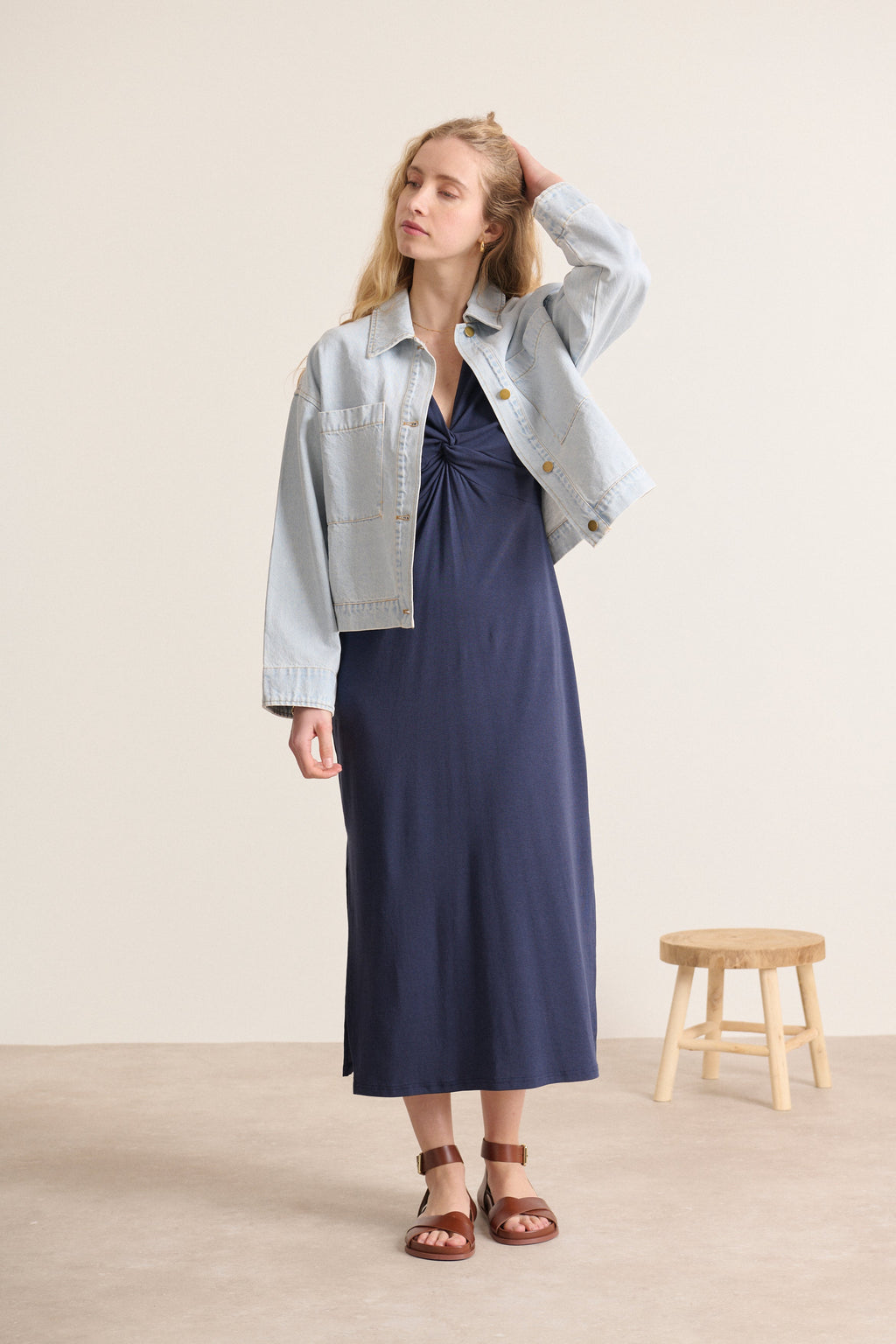 Veston en coton bleu clair regular size avec manches longues et poches poitrine coupe oversize collection femme