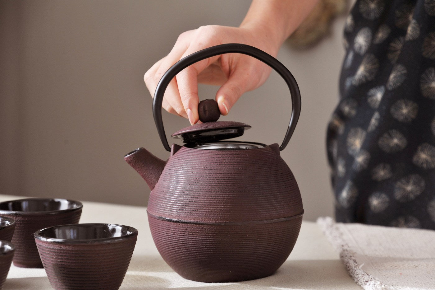 Osaka - Théière Avec Filtre Et 4 Verres - Violette - Métal - 1L