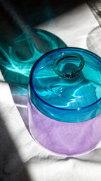 Olimpia - Lot De 2 Pots Avec Poignée Colorée À Anneau - Rose Et Verte Pétrole - Verre Borosilicate - 1,9L