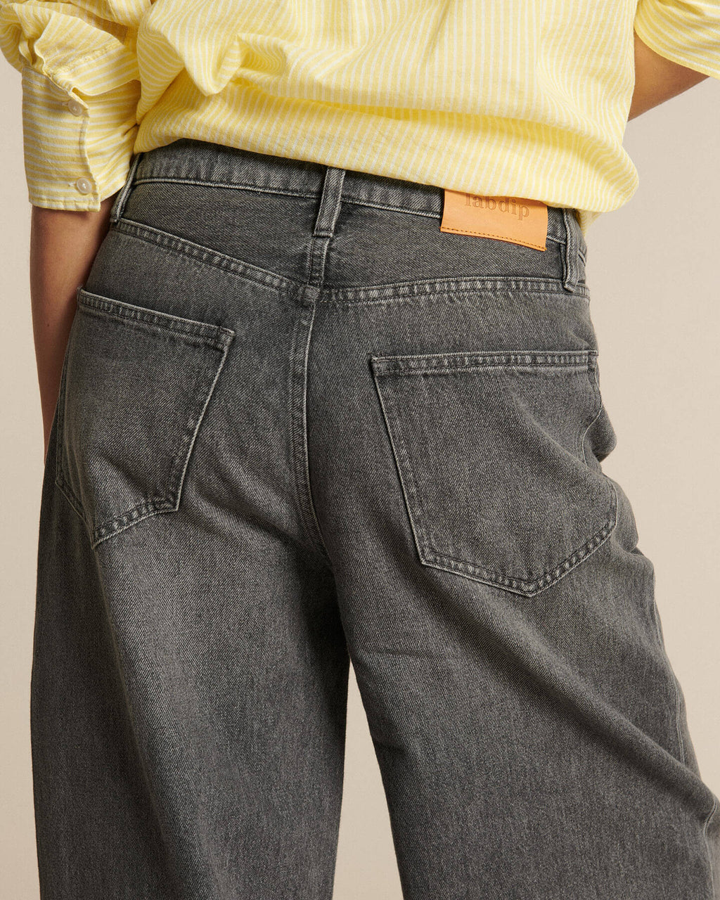 Jean large gris moyen en denim 100% coton avec coupe droite et taille moyenne, conçu pour épouser toutes les morphologies féminines avec confort et style.