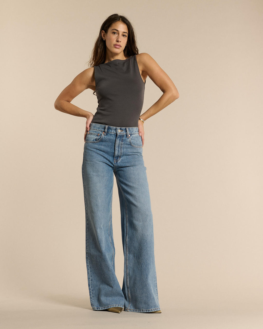 Jean en denim bleu clair 100 % coton avec une coupe flare large et longueur pleine, idéal pour mettre en valeur toutes les morphologies féminines.