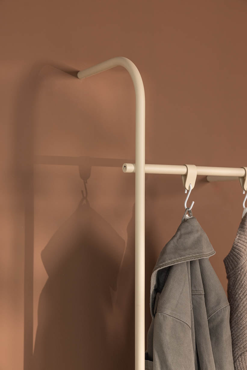 Garderobe TAMINA mit minimalistischen Design und zwei Metallstangen für vielseitige Aufhängemöglichkeiten.
