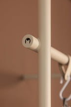 Detailansicht einer Metallstange der Garderobe TAMINA in modernem Design.