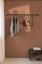 Moderne Garderobe TAMINA mit minimalistischer Aufhängung für Kleidung und Accessoires an einer Wand.