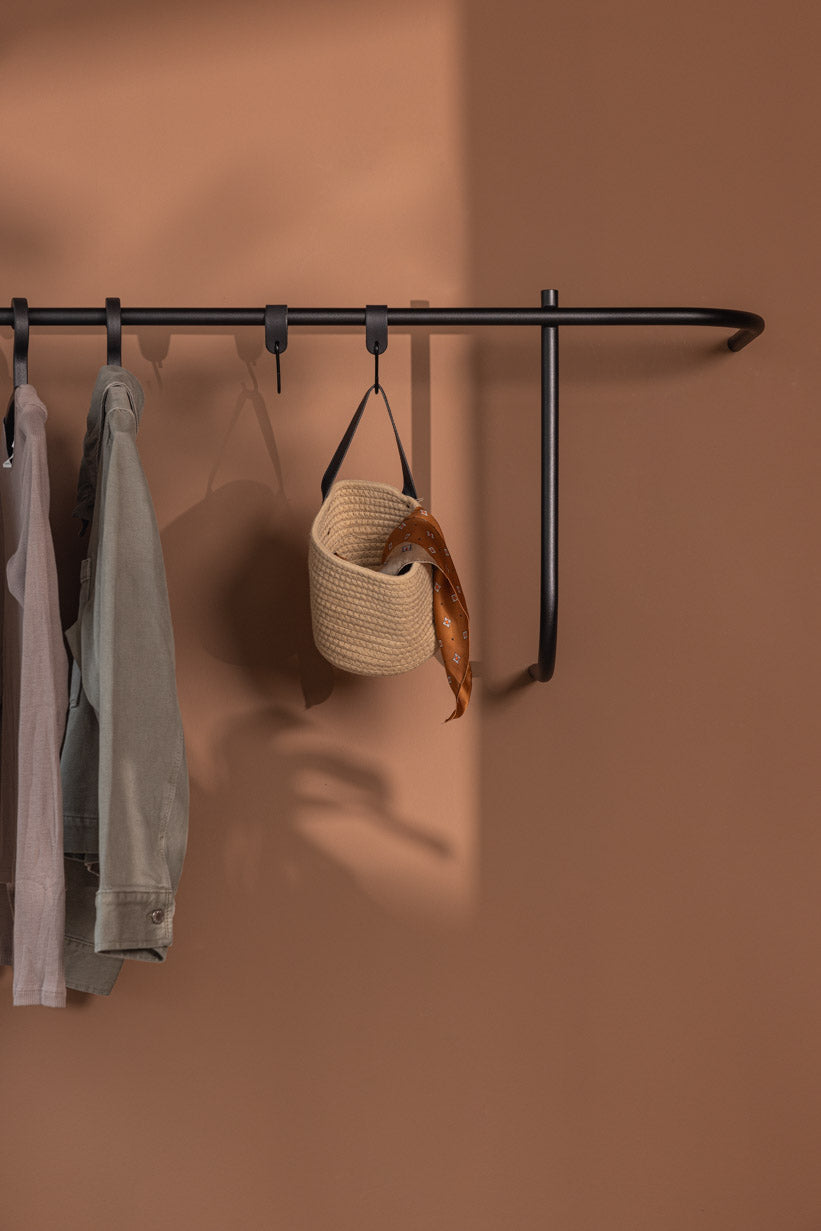 Garderobe TAMINA mit minimalistischen Metallstangen, ideal für stilvolle Aufhängungen von Kleidung und Accessoires.