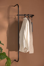 Garderobe TAMINA mit minimalistischer Metallstange, ideal zum Aufhängen von Kleidung.