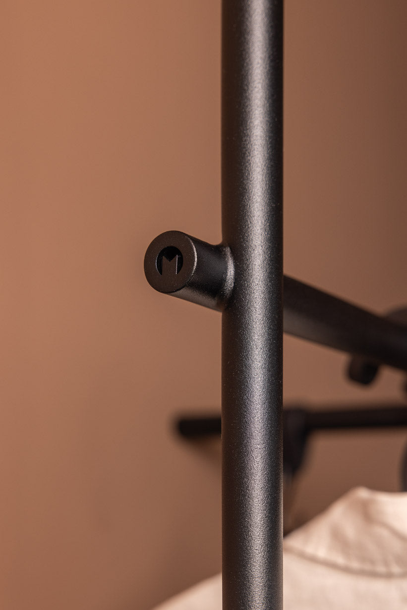 Detailaufnahme der metallischen Halterung der Garderobe TAMINA in modernem Design.