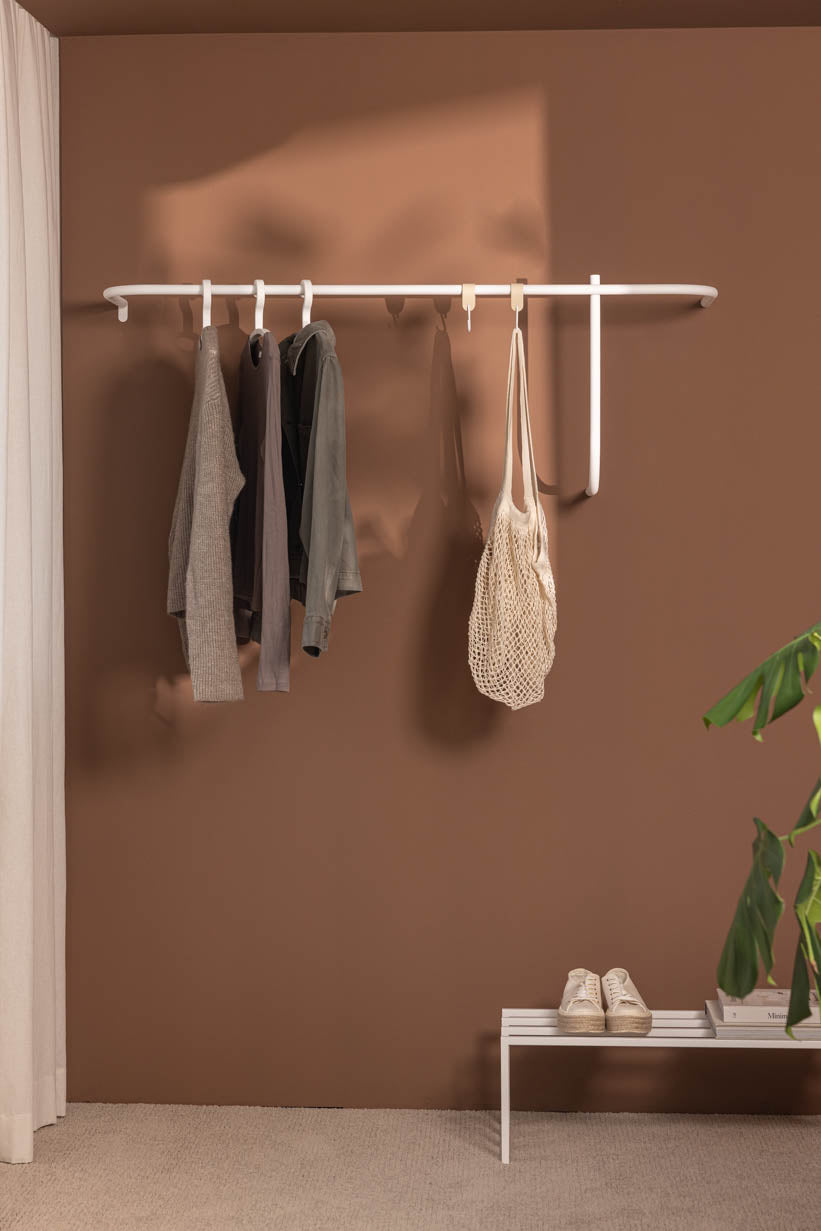Moderne Garderobe TAMINA mit minimalistischen Design und vielseitigen Aufhängemöglichkeiten.