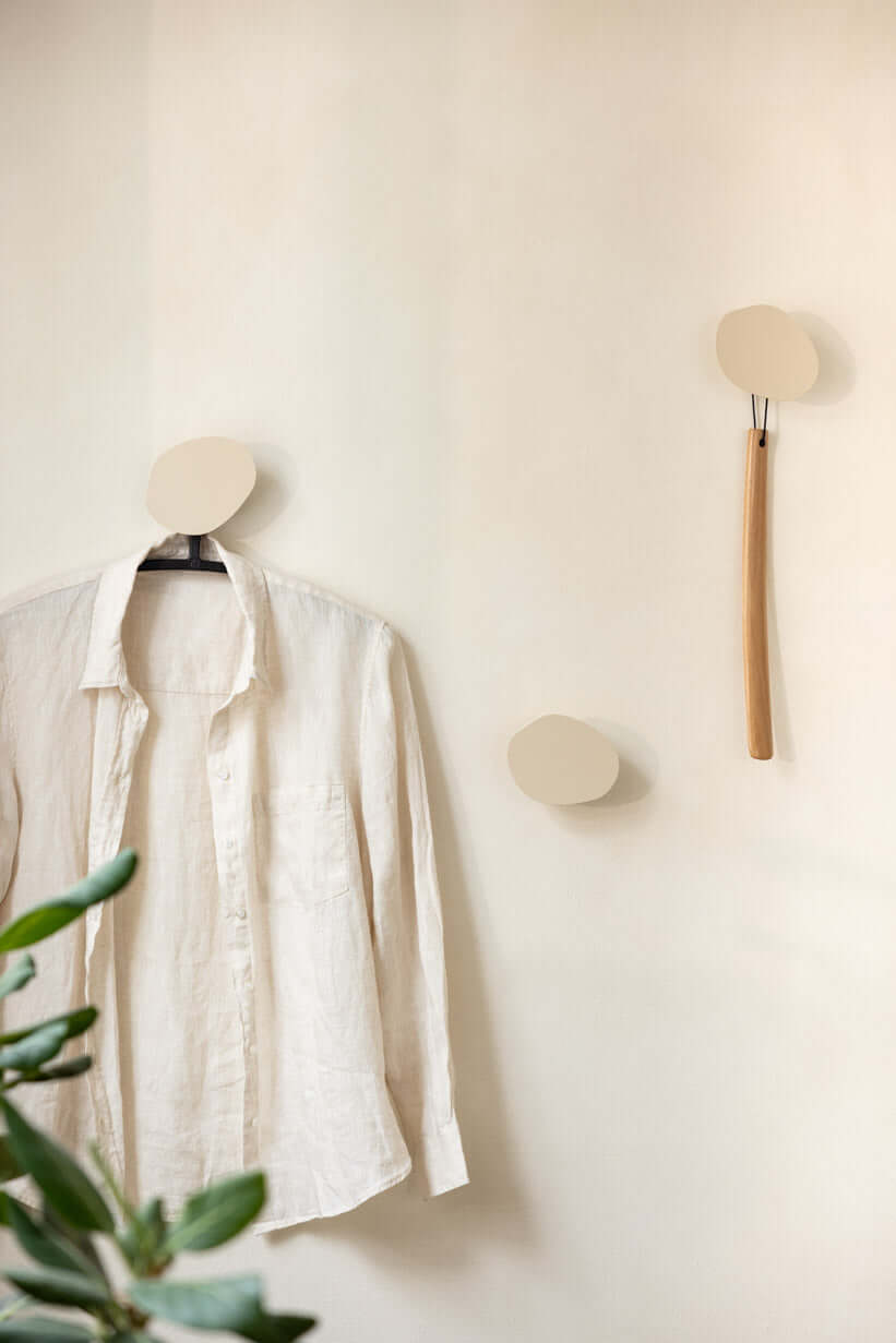 Moderne Wandhaken LOU mit minimalistischer Formgebung, ideal zur Aufbewahrung von Kleidung.