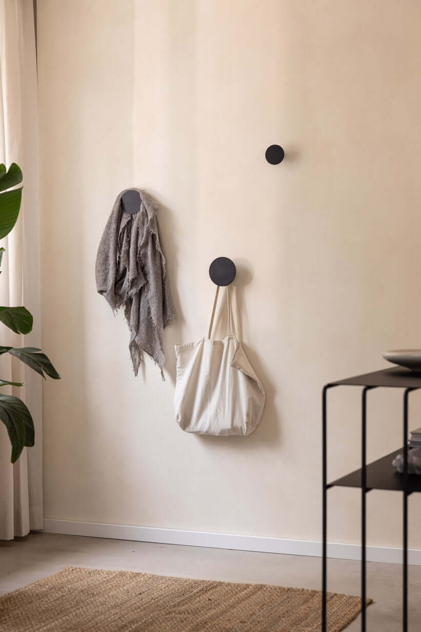 Wandhaken LOU im modernen minimalistischen Design, ideal zur Aufbewahrung von Schals und Taschen.