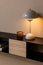 Detailansicht der Hängekonsole SION mit Lampe und Dekoration.