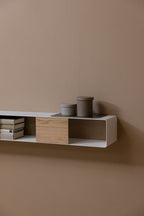 Hängekonsole SION in minimalistischer Ausführung mit Holz- und Aufbewahrungsboxen an einer Wand.