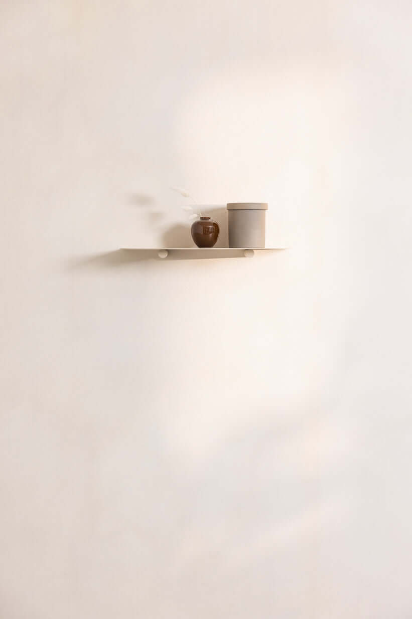 Wandregal LENN mit minimalistischen Formen, ideal für zeitgemäße Wohnräume.