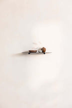 Wandregal LENN mit dekorativen Schalen auf minimalistischem Metallregal an einer weißen Wand.