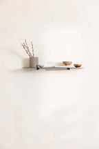 Wandregal LENN aus Metall mit minimalistischen Design, dekoriert mit Vasen und Schalen.