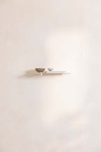 Wandregal LENN mit minimalistischen Design und zwei dekorativen Schalen auf einer hellen Wand.