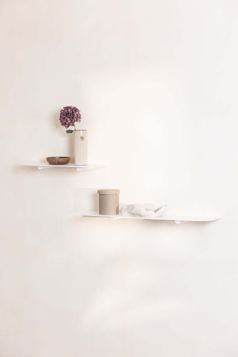 Wandregal LENN in modernem Design mit Deko-Elementen auf zwei stilvollen Ablagen.