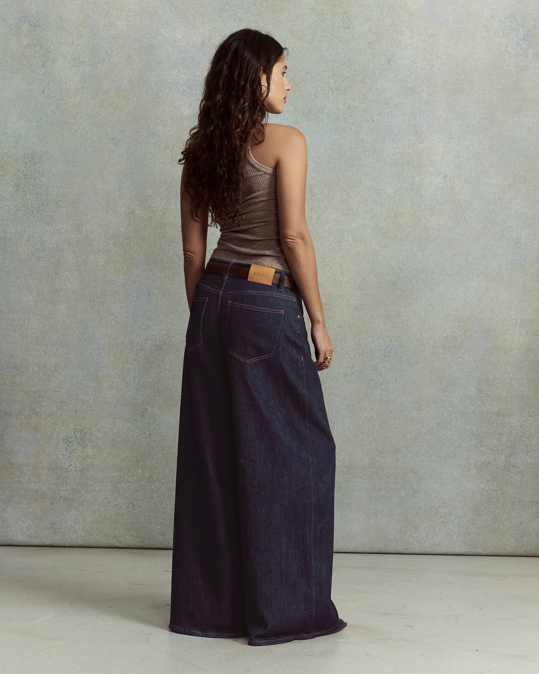 Jean femme en denim bleu foncé 100 % coton, coupe large et fluide avec taille haute pour un style décontracté et confortable.
