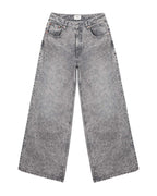 Jean femme en denim gris clair effet délavé, coupe large et droite, matière en coton rigide assurant confort et adaptation à toutes morphologies.