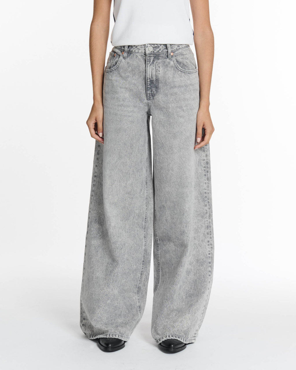 Jean femme en denim 100 % coton gris clair à coupe large et droite, offrant un style décontracté et une adaptation parfaite à toutes les morphologies.