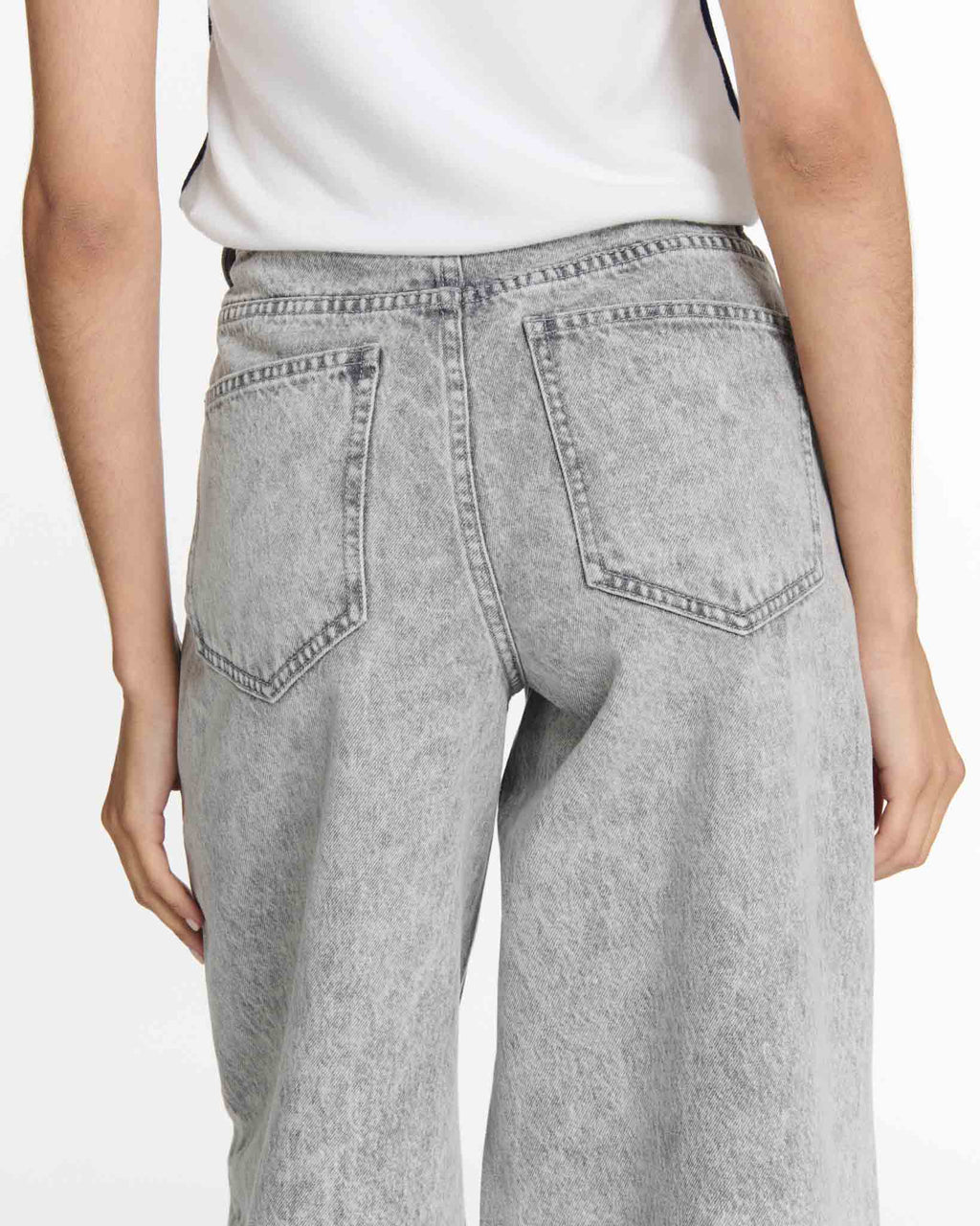 Jean en denim coton léger de couleur gris clair avec une coupe droite et une forme adaptée à toutes les morphologies féminines, offrant confort et style décontracté.