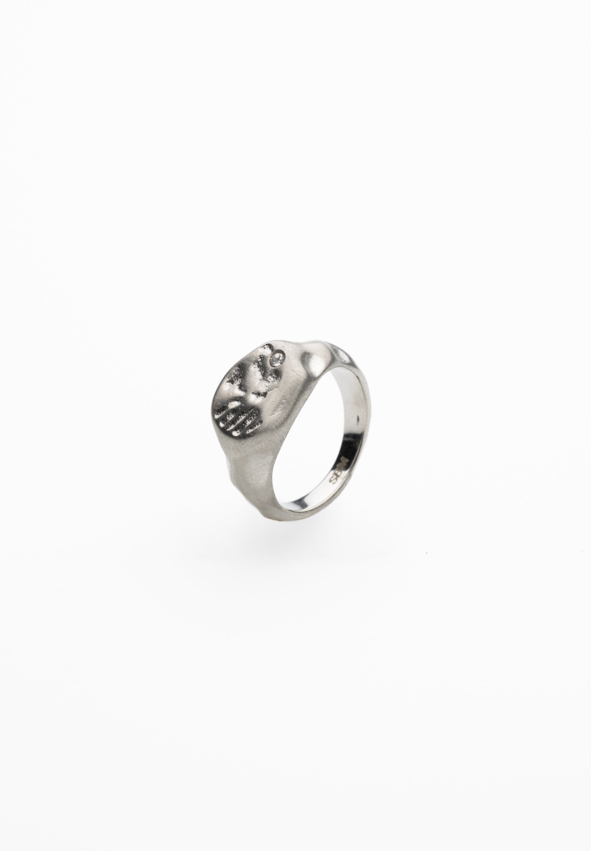 Bague Ronde Avec Zircon Et Cire