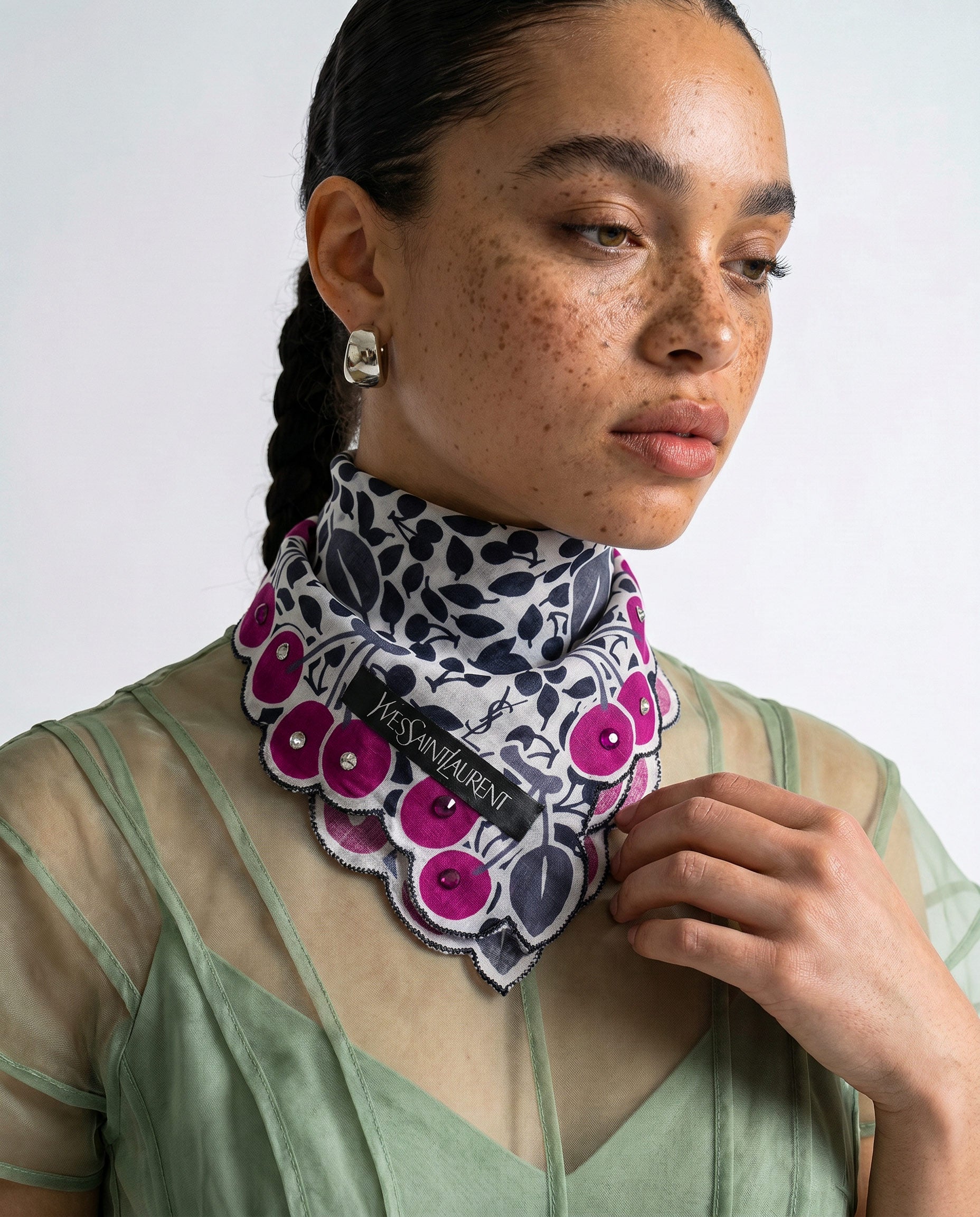 Foulard Bandana Vintage Ysl Yves Saint Laurent À Motif Baies Roses