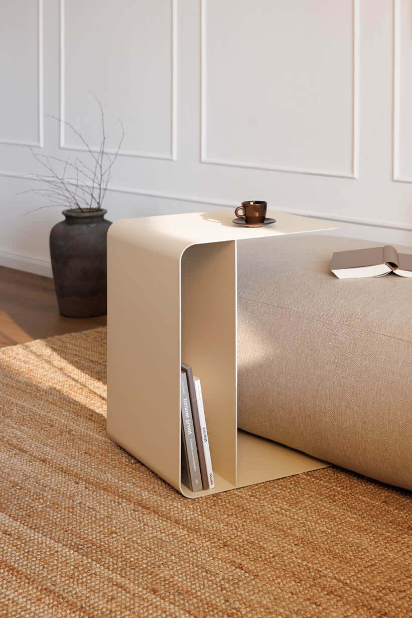 Beistelltisch COSMO aus pulverbeschichtetem Metall, modern und minimalistisch, ideal für Wohnzimmer oder als Laptoptisch.