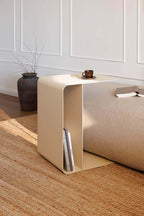 Beistelltisch COSMO aus pulverbeschichtetem Metall, modern und minimalistisch, ideal für Wohnzimmer oder als Laptoptisch.