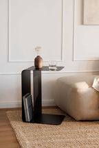 Beistelltisch COSMO aus pulverbeschichtetem Metall in modernem Design neben einem Sofa.