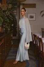 Robe Longue En Satin Avec Étole En Chiffon - Bleu