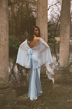 Robe Longue En Satin Avec Étole En Chiffon - Bleu