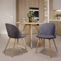 chaise cozy en tissu gris fonce et pieds bois