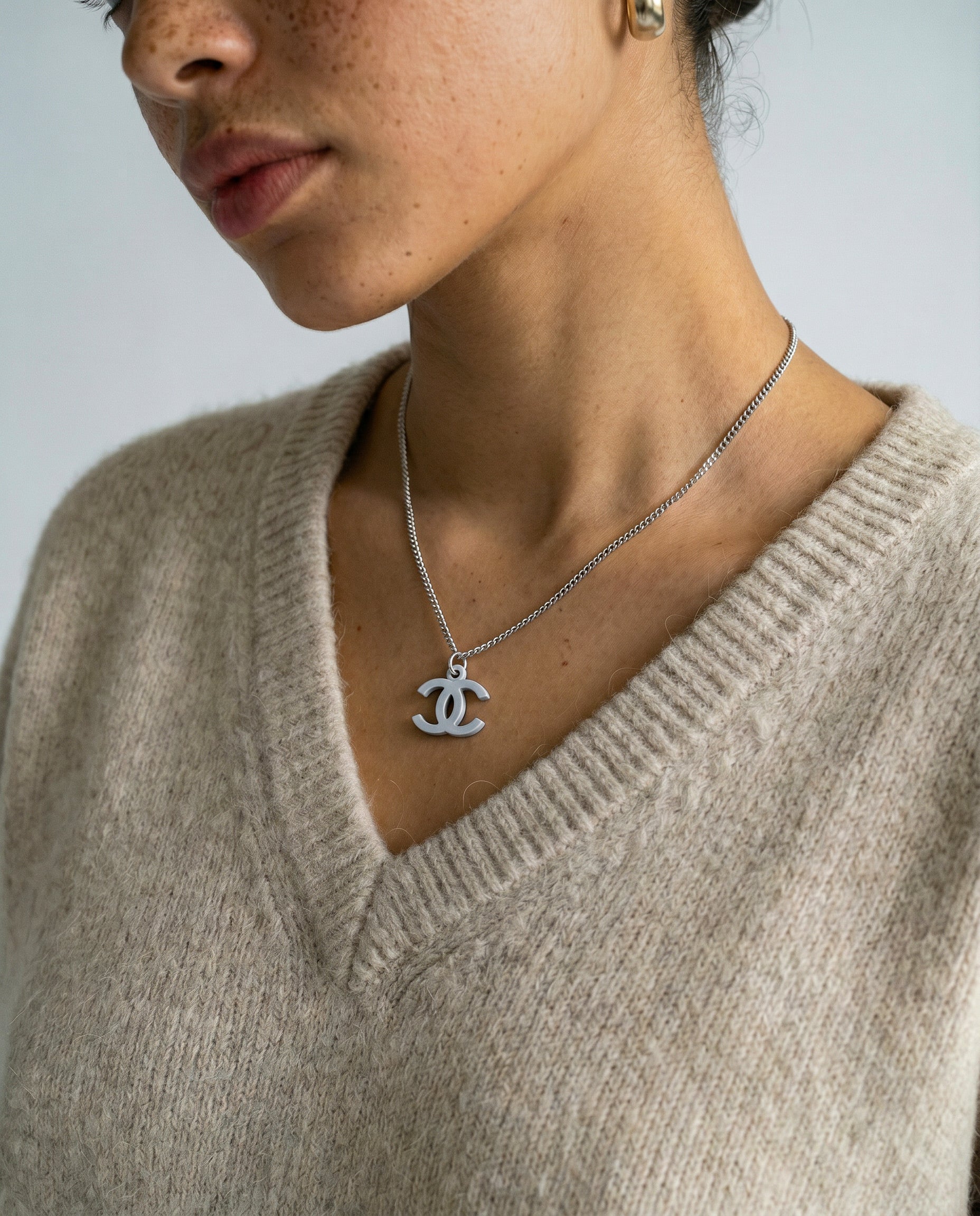 Chanel Collier Pendentif Cc Émail Blanc