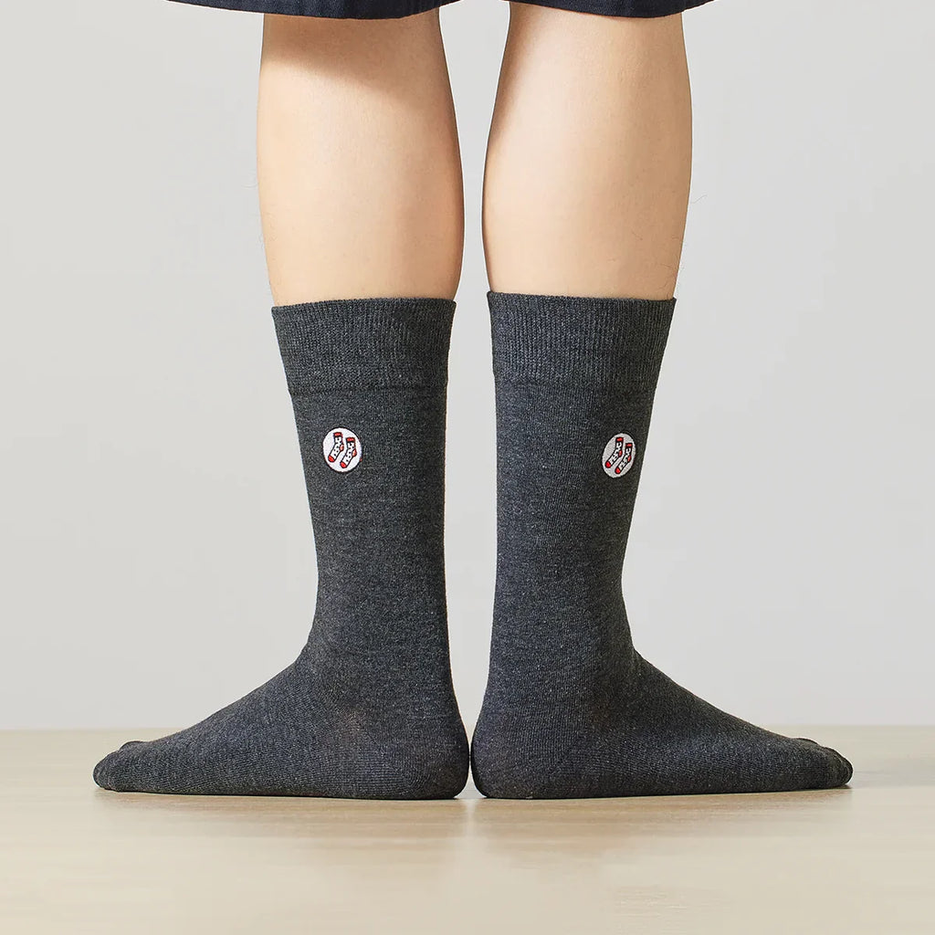 Chaussettes longues mixtes en coton doux, disponibles en 5 coloris et 2 tailles. Confort durable, style sobre. Existe aussi en coffret TitesChaussettes.