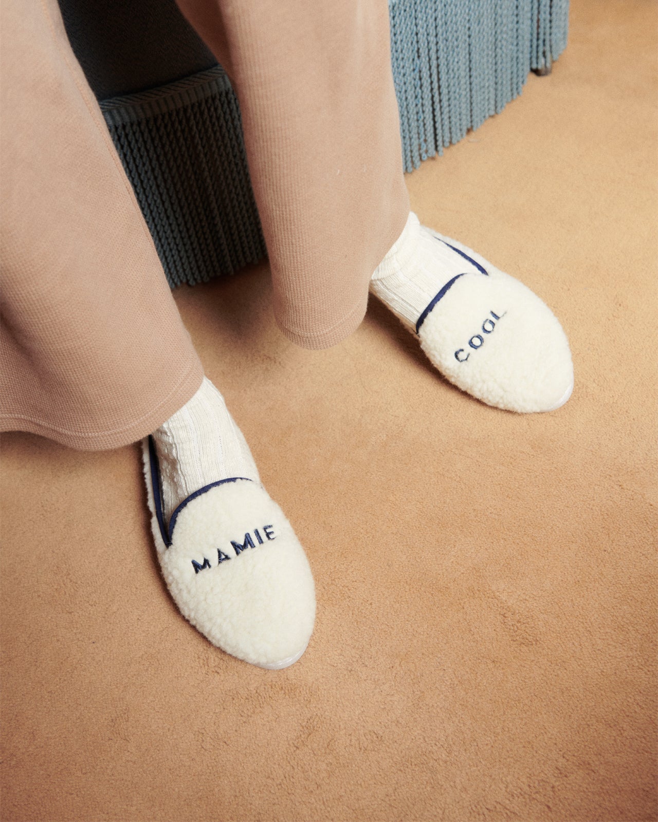 Les Chaussons Mamie Cool En Laine Bouclette - Angarde X Émoi Émoi