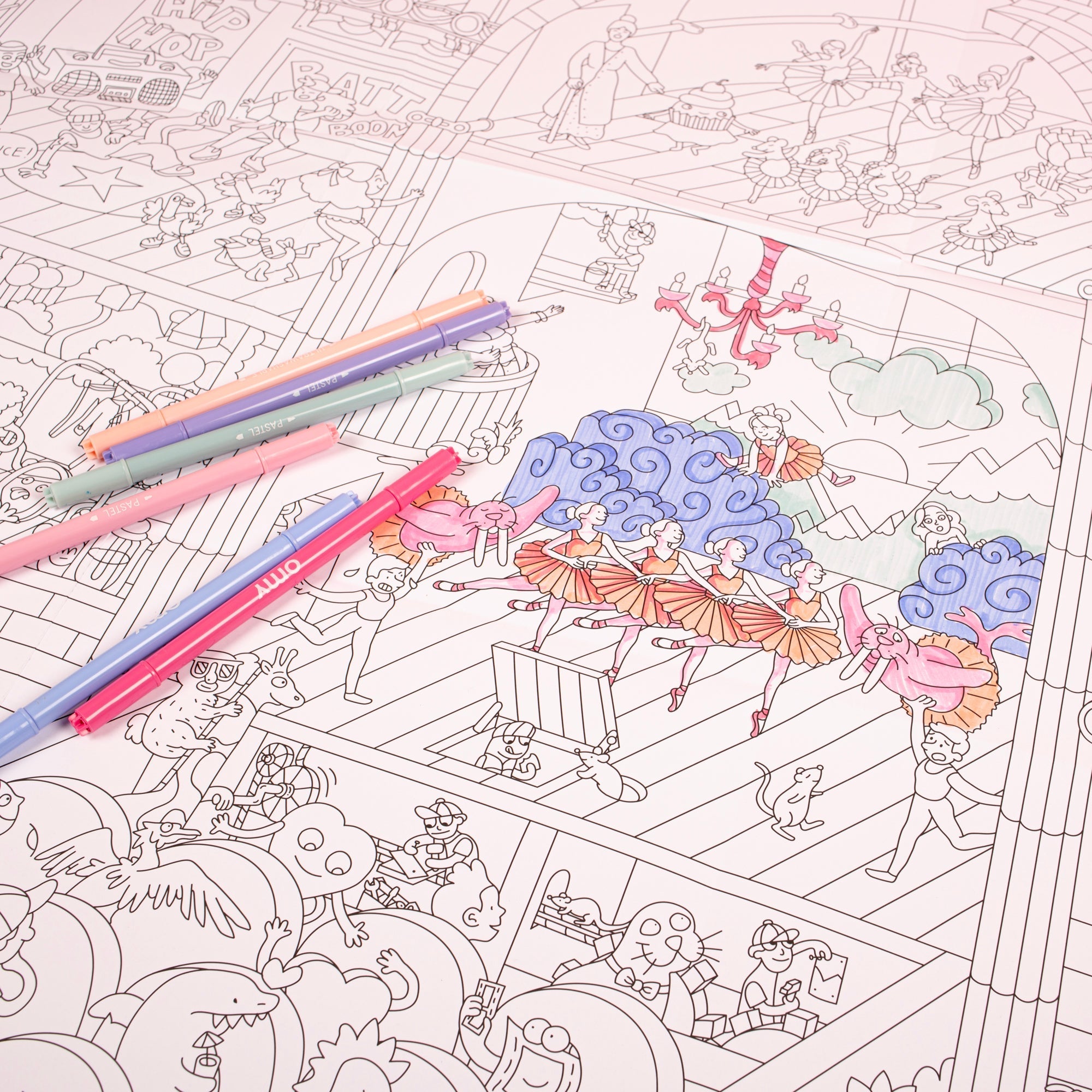 Détail du poster Dance avec crayons de couleur posés sur les illustrations