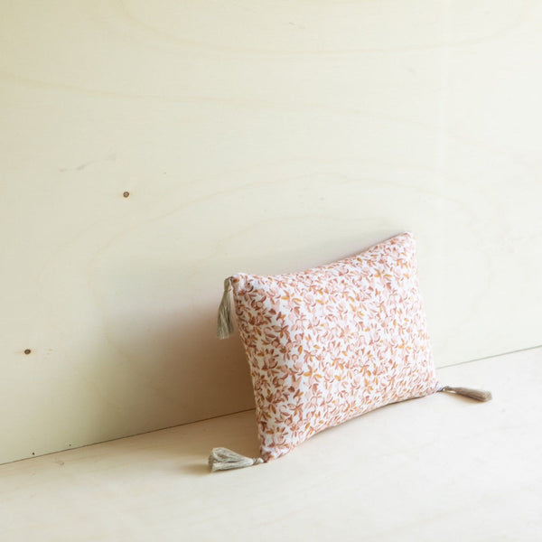 Coussin Avec Pompons Bahia Lin Bloom Poudre Avec Garnissage - Bloom Poudre - 25x35cm La déco Gabrielle Paris
