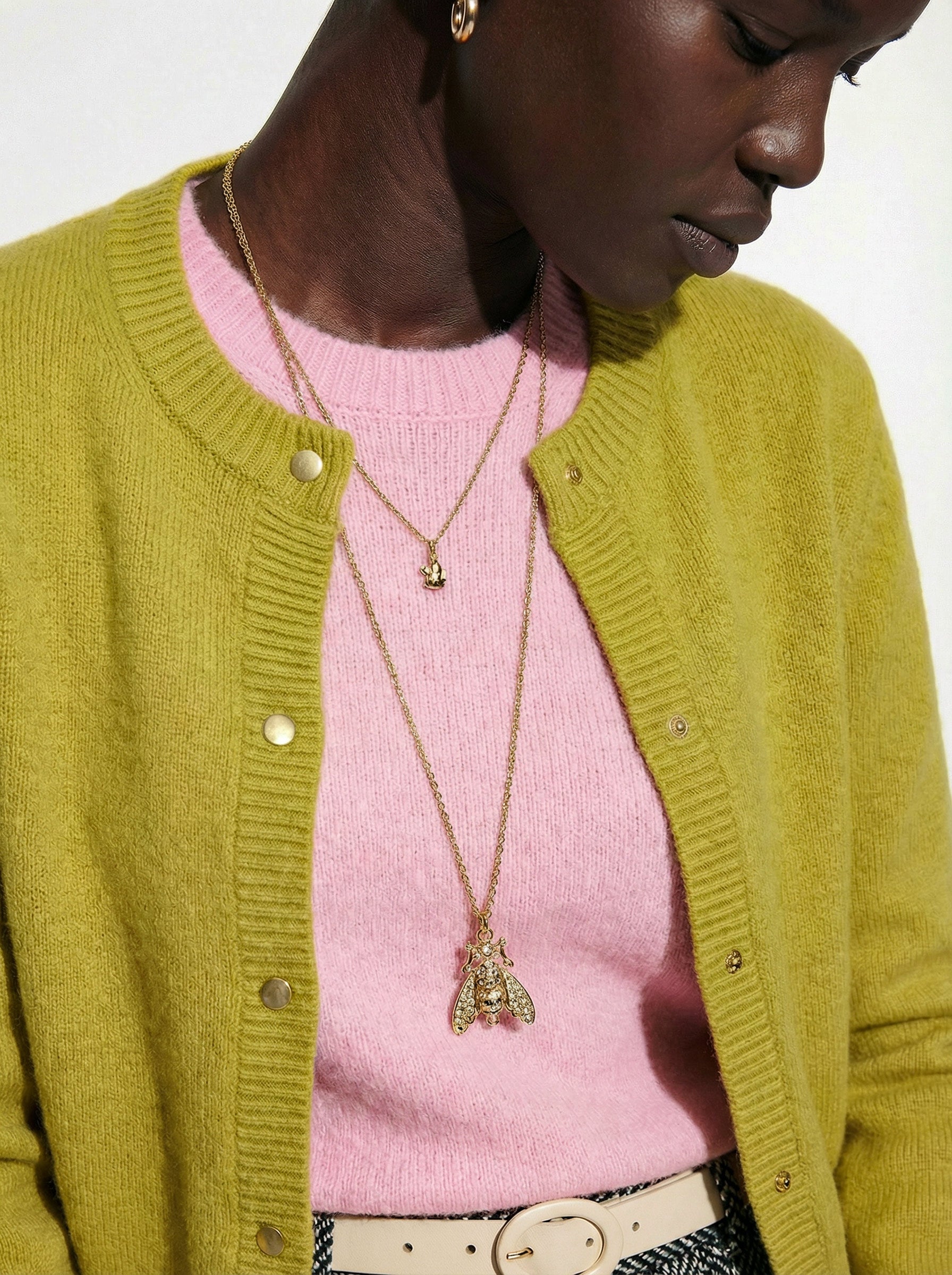 Collier Sautoir Dior Champagne Maille Jaseron Avec Pendentif Abeille Pavé De Cristaux