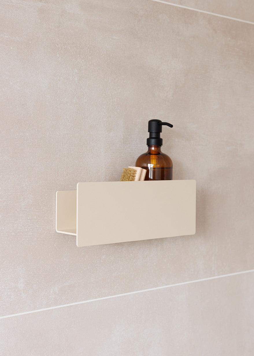 Duschablage SHEA aus Aluminium mit Shampoo und Bürste für die Dusche oder das Bad, stilvolles Design.