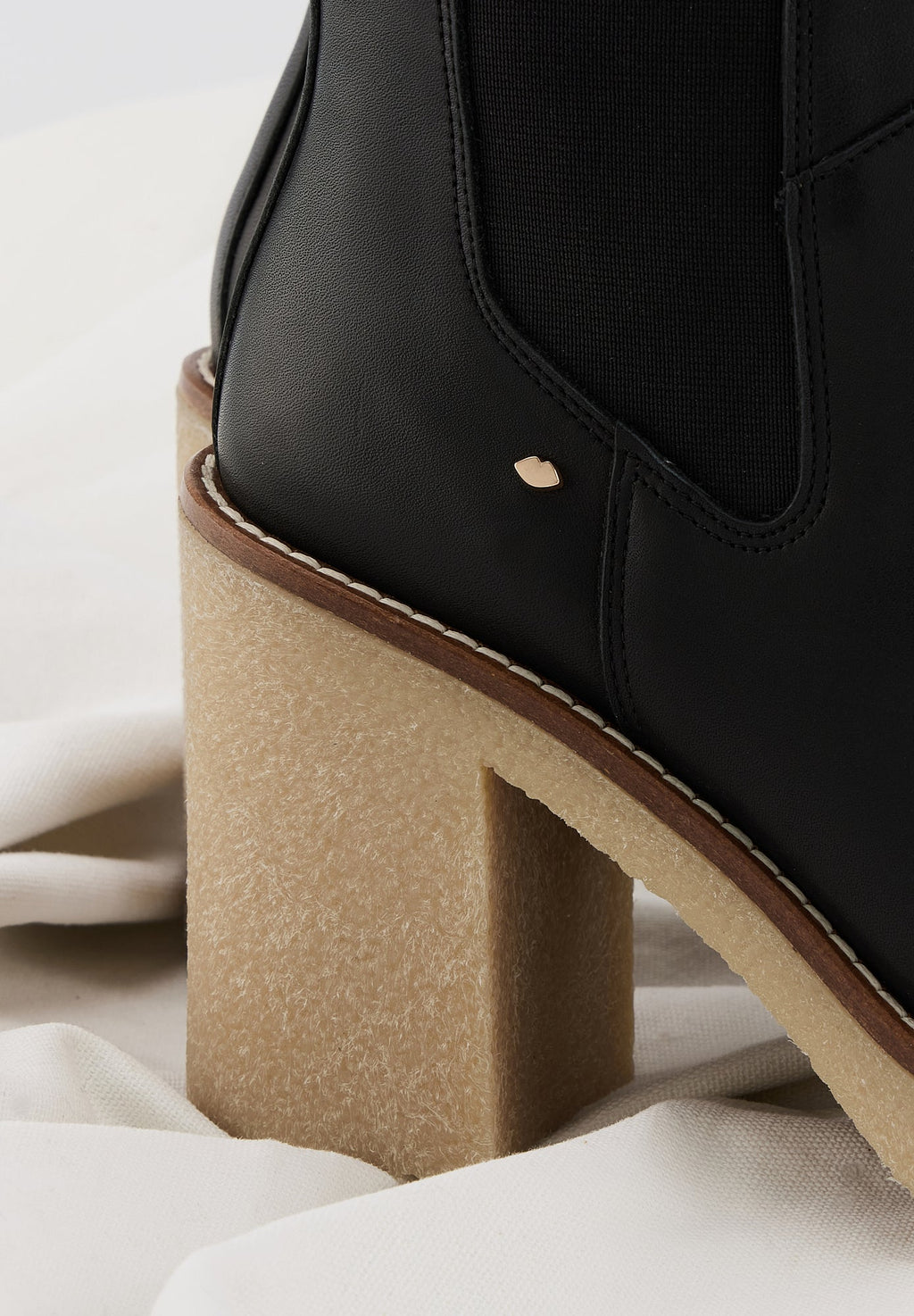 Elle - Cuir Noir - Bons Baisers - The Bradery