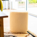 emmy pouf triangulaire en tissu boucle biege