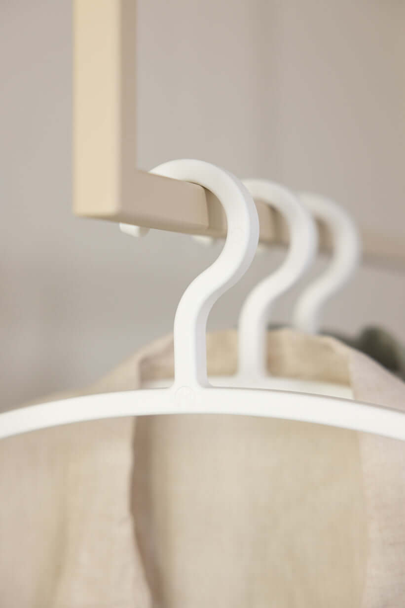 Kleiderbügel FAY im minimalistischen Design, ideal für empfindliche Kleidung und moderne Garderoben.