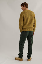 warm men’s green knit with colourful neps