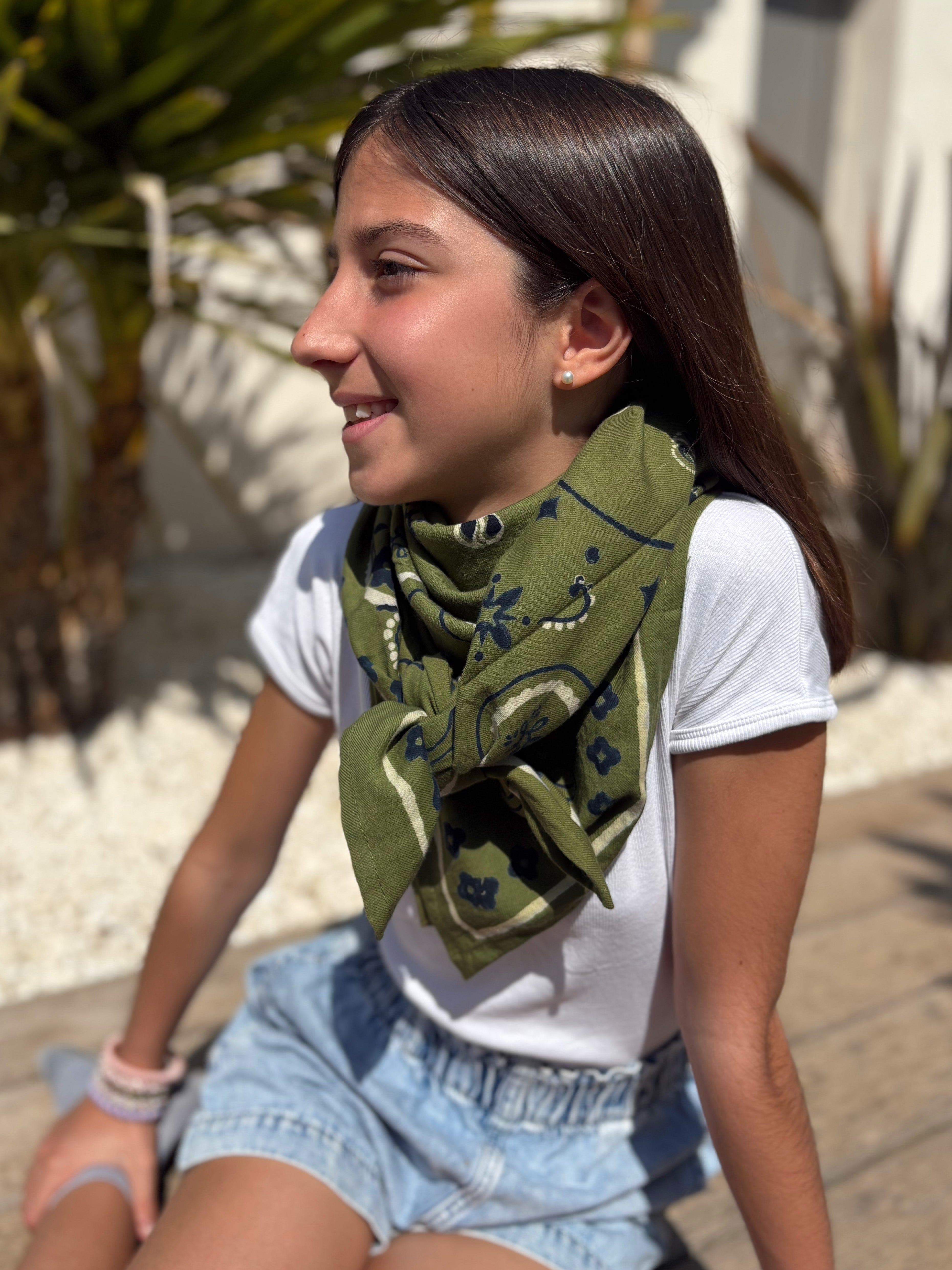 grand-foulard-oscar-enfant-adulte-100-par-100-bandana-kaki-motif-paisley-block-print-milinane-porte