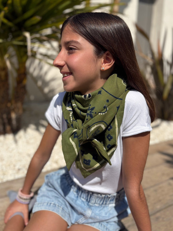 grand-foulard-oscar-enfant-adulte-100-par-100-bandana-kaki-motif-paisley-block-print-milinane-porte