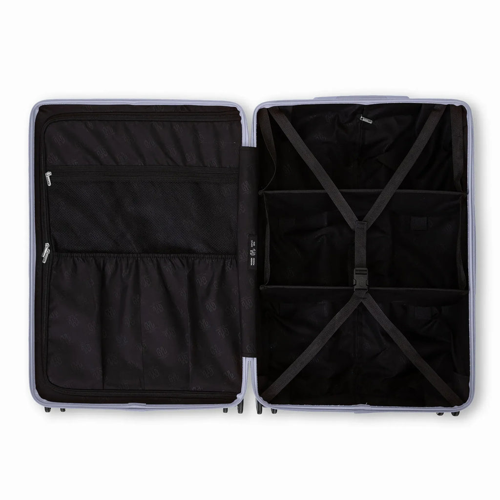 Intérieur compartimenté de la valise GYL Intemporelle argent avec sangles croisées et poches filet. #couleur_argent