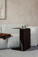 Moderne Beistelltisch COSMO aus pulverbeschichtetem Metall, ideal neben dem Sofa oder Sessel.