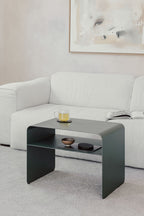 Beistelltisch COSMO aus pulverbeschichtetem Metall, modern und minimalistisch, neben einem Sofa platziert.